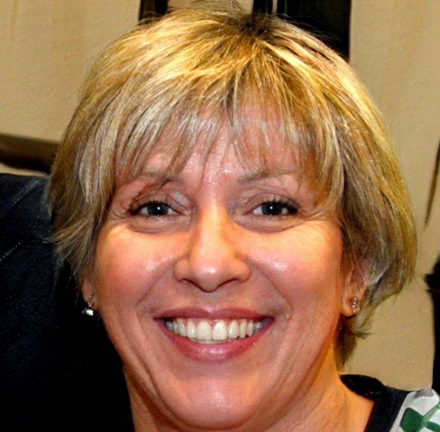 Retrato profesional de Carmen Valdés, especialista en educación financiera